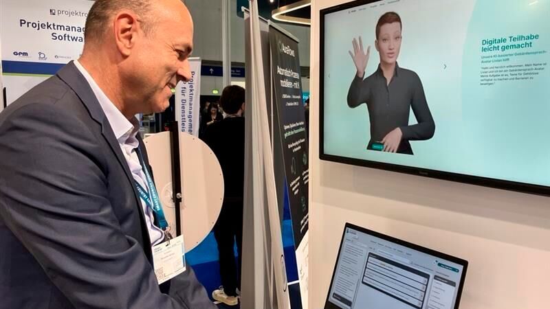 Alexander Stricker, Geschäftsführer der alangu GmbH, präsentierte den KI-Avatar auf der Smart Country Convention 2025 in Berlin.(Bild:  © Serina Sonsalla)