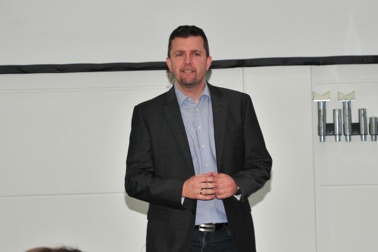 Gastreferent Markus Hartlieb, Geschäftsführer der Social Network Group, erläuterte den Stellenwert von sozialen Netzwerken für Verkauf und Personalmarketing in Kfz-Betrieben. (Foto: Schmidt)