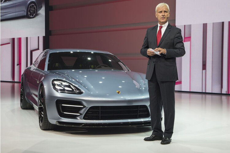 Auf dem Autosalon in Paris stellte Porsche-Chef Matthias Müller den 4,95 Meter langen Panamera Sport Turismo vor. (Porsche)