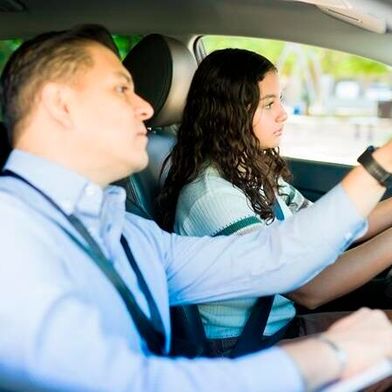 Hierzulande einen Führerschein zu machen, ist mittlerweile oftmals eine teure Angelegenheit. Eine Reform soll das ändern. (Bild: © AntonioDiaz - stock.adobe.com.jpg)