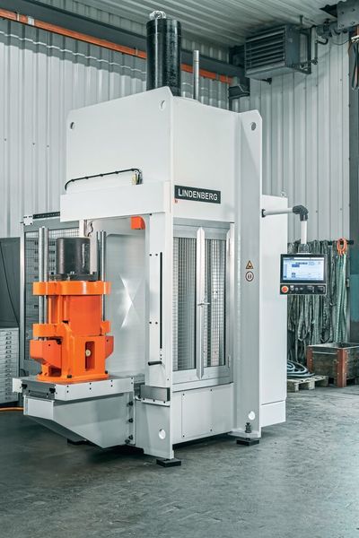 Die Prüfpresse von Lindenberg erzeugt mit einem servohydraulischen Aktuator von Rexroth energieeffizient hohe Kräfte und fügt sich nahtlos in digitale Prozesse ein.  (Bosch Rexroth)