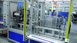 Bild 1: Frontansicht der Montagezelle für die Kunststoff-Schraubkombinationen. Rechts ist der Rüstplatz für das manuelle Handling mit den Magazingurtbändern zu sehen. (Archiv: Vogel Business Media)