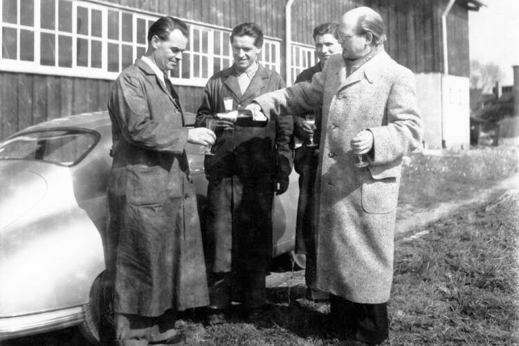 Die Übergabe eines der ersten 356 an den Kunden Dr. Ottomar Domnick wird mit Sekt gefeiert. Den hatte der Arzt allerdings selbst mitgebracht. An derartigen Luxus war beim damals noch blutjungen Autobauer nicht zu denken. (Bild: Porsche AG)