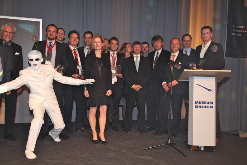 Alle Preisträger und Juroren sowie Sabine und Ulrich Terrahe, Chef des Unternehmens dc-ce RZ-Beratung und DataCenter-Insider-Blogger.  (Archiv: Vogel Business Media)