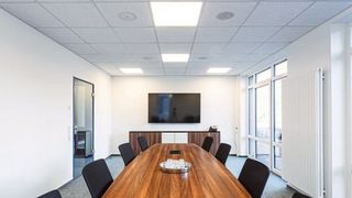 Licht am Arbeitsplatz: Ausreichend Tageslicht kombiniert mit künstlichem Licht. Ein wichtiger Faktor ist die Einberechnung der Schatten und eine blendfreie Installation der Leuchtmittel. (Bild: Mario Dirks)