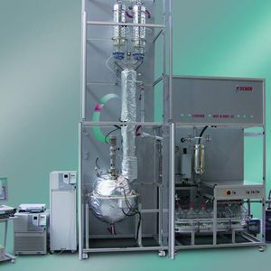Destillationsanlage mit vollautomatischer Computersteuerung zur Siedeanalyse von Rohölprodukten nach ASTM D-2892 