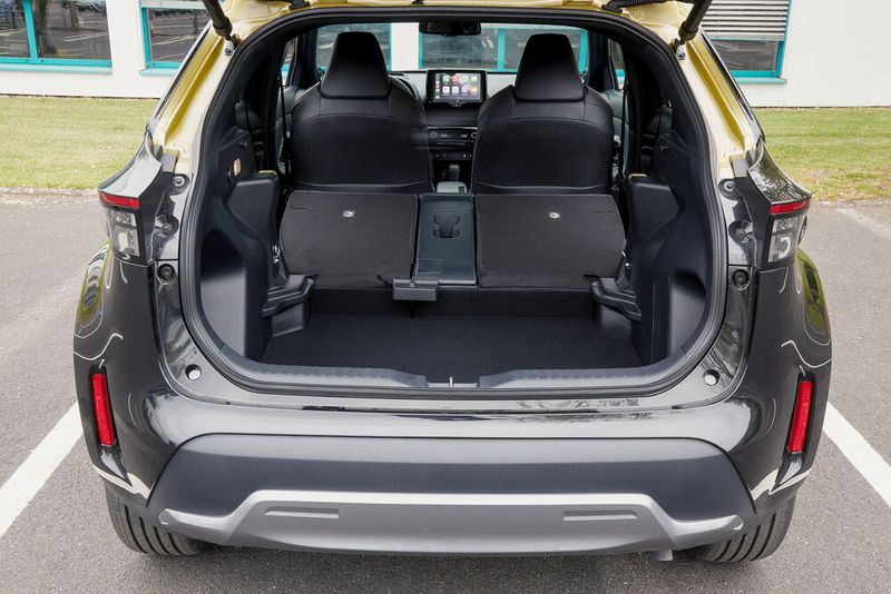 Die Rückbank lässt sich im Verhältnis 40:20:40 umlegen. Die hier erkennbare Stufe lässt sich durch den in Höhe verstellbaren Zwischenboden egalisieren. (Bild: Toyota)