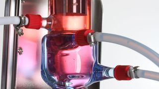 Die neue Glas-Durchflusszelle macht den Kavitationsprozess bei Ultraschall-gestützen Prozessen sichtbar.  (Bild: Hielscher Ultrasonics)