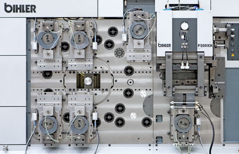 Bild 2: Zusammen mit den Komponenten wurde die Montageplatte einer Bimeric BM 1500 mit dem Schiff nach China transportiert. Ein transparenter Nanolack hat dabei die Platte sicher vor Korrosion geschützt.  (Bild: Bihler)