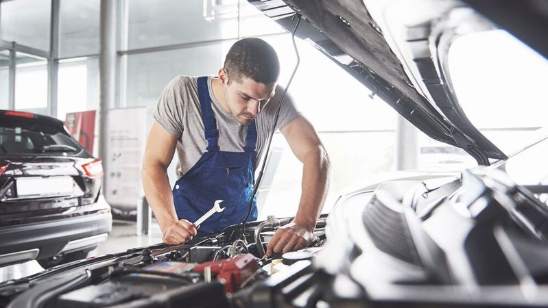 Die Reparaturkosten steigen von Jahr zu Jahr. Ein Ende der Kostenspirale scheint noch nicht in Sicht zu sein.(Bild:  standret auf freepik.com)