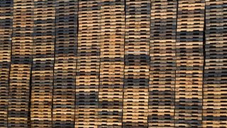 Ordentlich gestapelte Paletten tun so, als wären sie die Unschuld vom Lande. (Bild: Flickr)