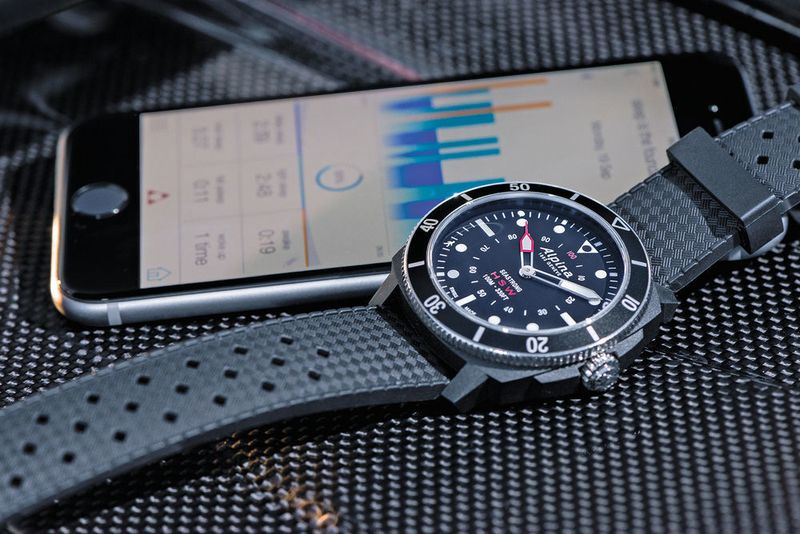 La Seastrong Horological Smartwatch d'Alpina est une montre intelligente disposant de plusieurs fonctions. L’application MMT-365 connectant la montre via bluetooth est bien entendu compatible avec les systèmes iOS et Android. (Alpina)