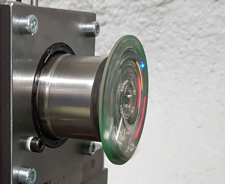 Rotierende Welle im Prüfstand, drahtlose Datenübertragungselektronik im Vordergrund.  (VTT / Jari Halme)