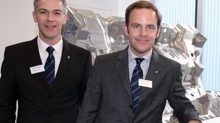 Die Unternehmensleitung von Böllhoff mit Dr. Jens Bunte und Michael W. Böllhoff (v. l.) erwartet für 2013 ein stabiles Wachstum. (Bild: Kroh)