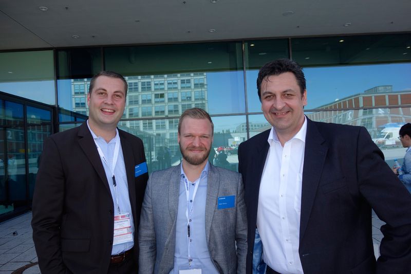 (v. l.) Christoph Klaar und Stefan Chiarcos, Samsung, mit Stefan Krüger, peerless (Bild: IT-BUSINESS)