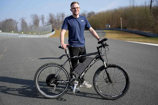 Für seine Masterarbeit im Studiengang Maschinenbau entwickelte René Rasche ein Elektrofahrrad mit Rekuperationsfunktion.(Bild:  © BILSTER BERG)