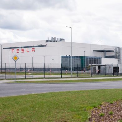 Der von Tesla geplante Ausbau der Fertigungskapazitäten für Fahrzeuge und Batterien in Grünheide bei Berlin scheint ins Rollen zu geraten, wie der US-Elektroautohersteller jetzt informiert ... (Bild: KI-generiert)