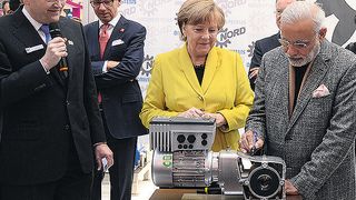 Bundeskanzlerin Merkel und Indiens Premierminister Modi signieren bei Getriebebau Nord zum 50. Jubiläum einen Getriebemotor. (Bild: Stefanie Michel)