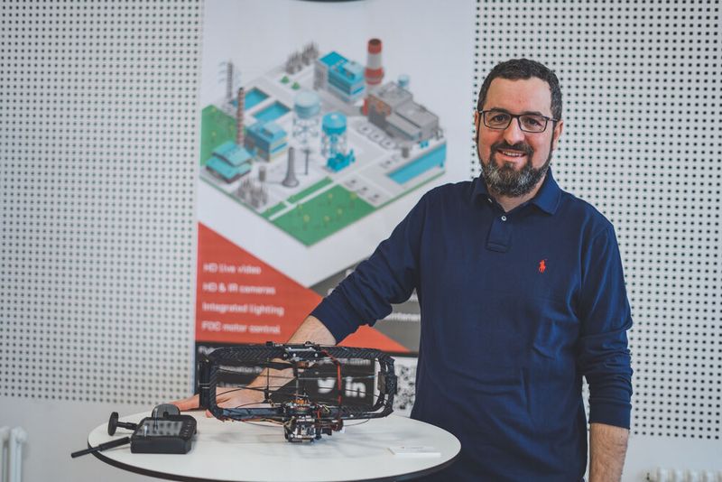 Der Flybotix-CEO Samir Bouabdallah und eine seiner Drohnen. Diese haben nur zwei statt der üblichen vier Rotoren.