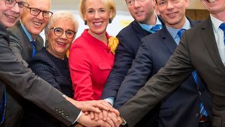 Der Vorstand der Harting-Technologiegruppe gab den Startschuss für die Harting Digital Business Platform (HDBP): Dr. Michael Pütz, Dietmar Harting, Margrit Harting, Maresa Harting-Hertz, Philip Harting, Andreas Conrad und Dr. Frank Brode (v.l.n.r.).   (Harting)