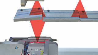 Dickenmessung mit integrierter Breitenmessung in einem System. (Micro-Epsilon)