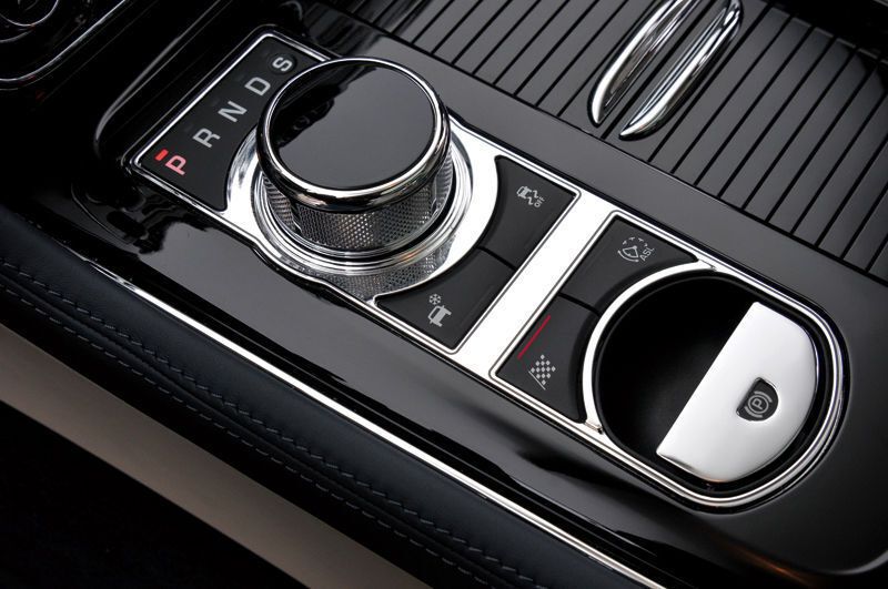 Der Jaguar XJ ist ab Werk mit einer 6-Stufen-Automatik gekoppelt, die über Lenkradwippen oder den auf der Mittelkonsole platzierten Jaguar Drive Selector bedient wird. (Archiv: Vogel Business Media)