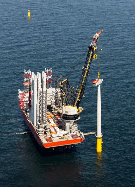Ein spezielles Errichterschiff war notwendig, um die Türme der Windenergieanlagen auf den in rund 20 m bis 30 m Tiefe fest am Meeresboden verankerten Fundamenten zu errichten. (Bild: Siemens / Paul-Langrock.de)