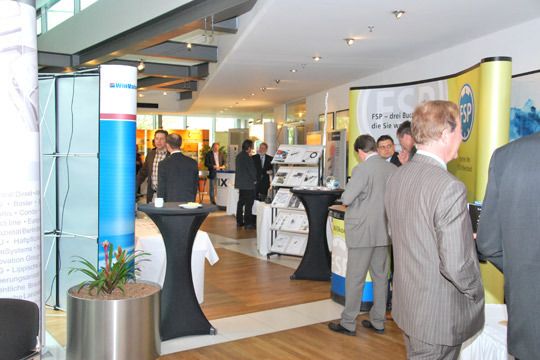 Die Ausstellung rund um das Schadenmanagement vermittelte zusätzliche Informationen. (Archiv: Vogel Business Media)