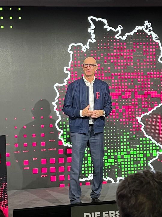 „Wir reden nicht, die Telekom macht”, sagt Tim Höttges, CEO Deutsche Telekom. „Wir investieren in KI. Wir beweisen hier, dass Europa KI kann.“(Bild:  Vogel IT-Medien)