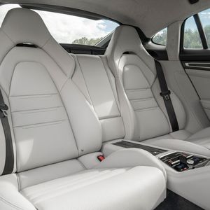 Bequemes Reisen ist beim Porsche Panamera auch auf der Rücksitzbank möglich.(Bild:   Auto-Medienportal.Net/Porsche)