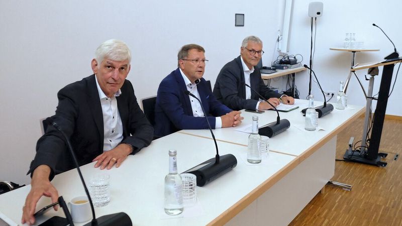 ZLW-Versammlung in Regensburg: (v. l.) Schatzmeister Michael Kraft, stellvertretender Vorsitzender Johann Gesthuysen und Geschäftsführer Ulrich Dilchert (Bild:  Zietz -VCG)