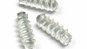 Medical microscrews made from Evonik’s bioresorbable polymer Resomer LR 704 S, manufactured using microinjection molding on a Boy XS E with an 8-mm plasticizing unit and the L2X-Mikro microhot-runner system from Ewikon. (Bild: Boy)