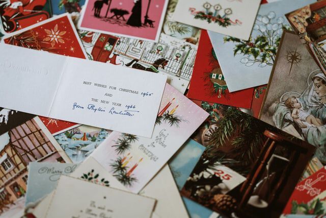 Weihnachtskarten sind ideal, um sich als Unternehmen bei den Geschäftspartnern für eine gute Zusammenarbeit im endenden Kalenderjahr zu bedanken.