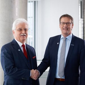 Siegfried Drost (li.) scheidet zum 31. März 2019 aus Altersgründen bei Uhlmann Pac-Systeme aus und übergibt die Geschäftsführung Vertrieb an seinen Nachfolger Michael Mrachacz, derzeit Leiter Customer Support & Services bei Uhlmann.
