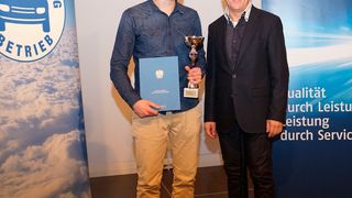Strahlender Dritter: Julian Lüdtke mit dem deutschen Experten Rudolf Angerer. (WKO)