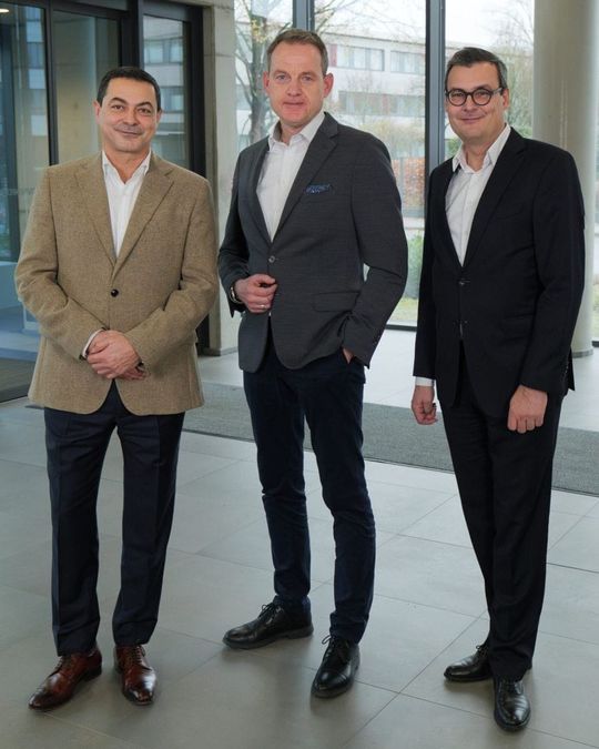 Kooperation von drei Partnern: Michael Ouissi, Group COO bei IFS; Hartmut Abeln, CEO der TÜV Mobility und Matthias Löbich, CEO von Arcwide (v.l.n.r.).(IFS)