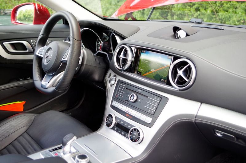 Der SL 500 hat alles an Bord, das man sich heutzutage wünscht. (Bild: Patrick Broich/SP-X)