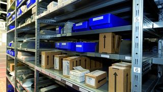 Neu und vor allem funktionell: Blick 
in die sechs Meter hohe Regalanlage kurz vor dem Einzug der Kundenräder. Die Kombi-Regale wurden auf Verschiebewagen 
gesetzt. (Archiv: Vogel Business Media)