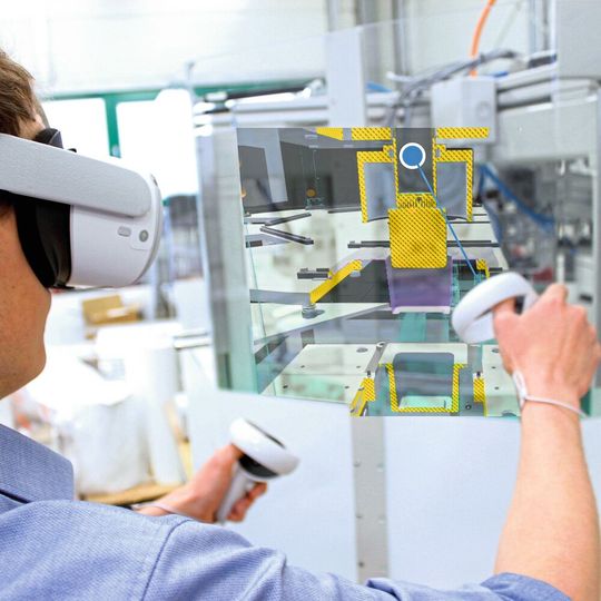Selbstgesteuerte Personaltrainings in der Virtuellen Realität ermöglichen den gezielten und nachhaltigen Aufbau von Prozesswissen, ohne die reale Produktion stoppen zu müssen oder Ressourcen zu verbrauchen.(Bild:  Fraunhofer IVV)