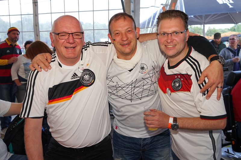 Georg Vehring und Thorsten Brouwer nahmen Thomas Sisterhenn (Media Parts) in die Mitte (Eno telecom)