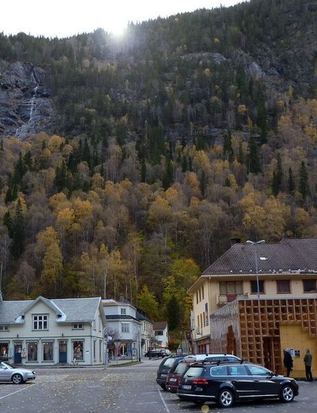Künstliche Sonne am hohen Horizont: Von einem Berggrat rund 450 Meter oberhalb der Stadt reflektieren drei Spiegel das Sonnenlicht hinunter auf den Marktplatz. (Bild: SKF)