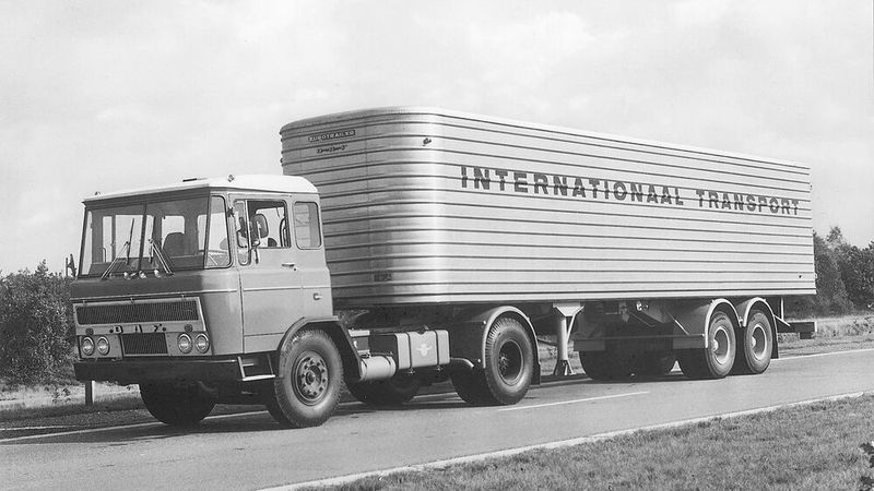 Der DAF 2600 war ein von 1962 bis 1974 von DAF produzierter Fernverkehrs-Lkw. Gebaut in Frontlenker-Bauweise war er einer der ersten Lkw, die speziell für die Bedürfnisse der Fahrer konzipiert wurden. Der 2600 war der erste Lkw mit optional zwei Betten. (Bild: DAF)