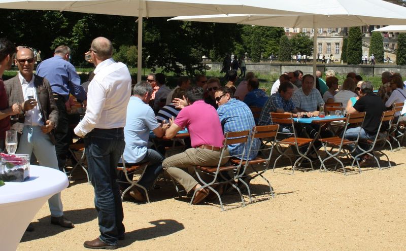 In direkter Nähe zum Neuen Palais gab es den letzten Drink, dann ging es zurück. Auch in diesem Jahr war die einhellige Meinung: Das VIP-Partnerevent von Aastra hat sich gelohnt. (Aastra Deutschland)