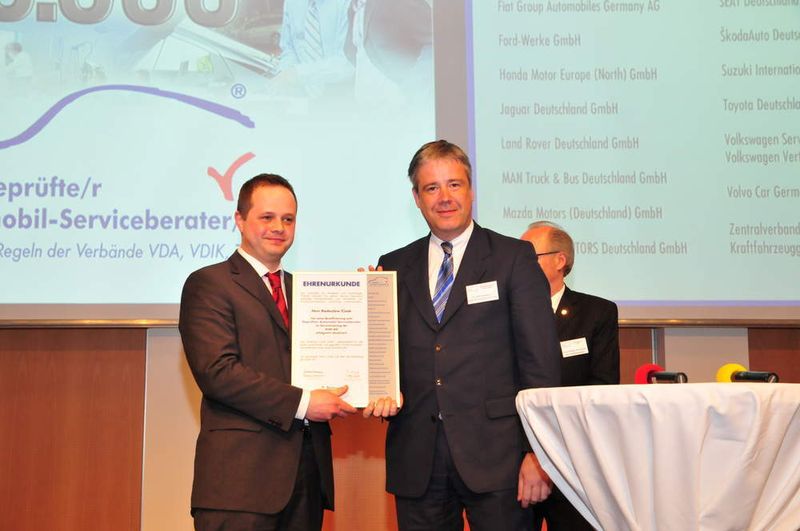 Radoslaw Cisak vom Audi Zentrum Coburg erhielt die Urkunde für Audi von Dr. Ralf Scheibach, VDA. (Archiv: Vogel Business Media)