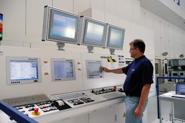 Bild 1: Die Steuerzentrale beziehungsweise der Leitstand für die sechsstufige Servopressenlinie; Schuler entwickelt die Steuerungen und die entsprechende Software übrigens selbst. (Archiv: Vogel Business Media)