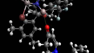 Die voluminöse Lewis-Säure (oben) schirmt das Substrat (unten) auf einer Seite so gut ab, dass in der Photoreaktion nur das gewünschte Produkt entsteht. (Richard Brimioulle / TUM)