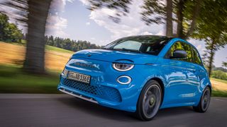 Kleiner E-Sportler mit Sound: der „Abarth 500e Turismo“ im Farbton „Acid Blue“. (Bild: FCA/Abarth)