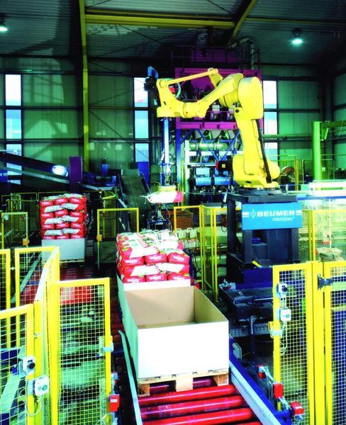 Mit dem Knickarmroboter Robotpac kann das Palettieren und Depalettieren von Kartons, Kisten, Trays oder Säcken erheblich vereinfacht werden. Bild: Beumer (Archiv: Vogel Business Media)