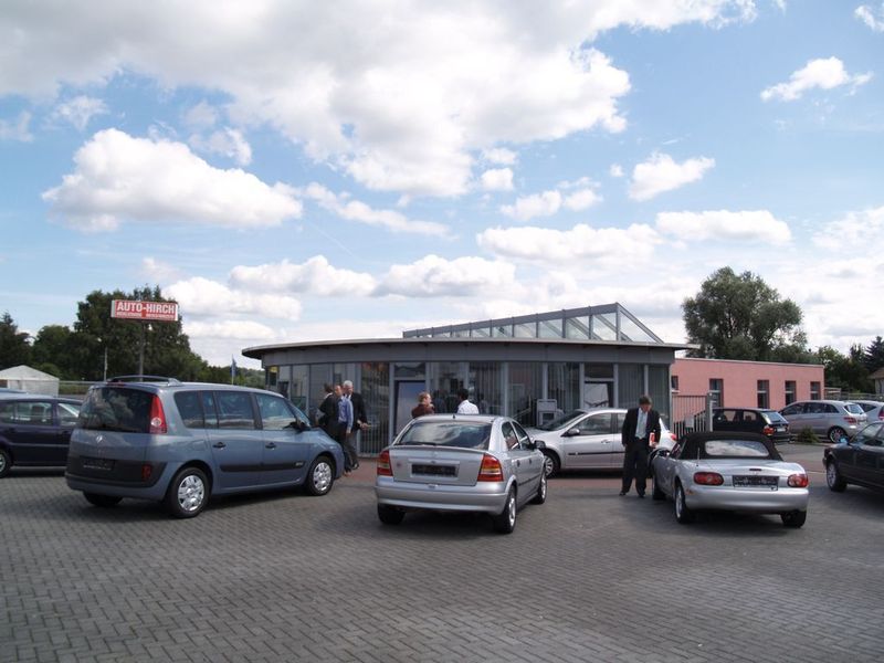 Das Verwaltungsgebäude des Autohauses Hirch bildet gleichzeitig das Eingangstor zum großen Gebrauchtwagenplatz. (Archiv: Vogel Business Media)