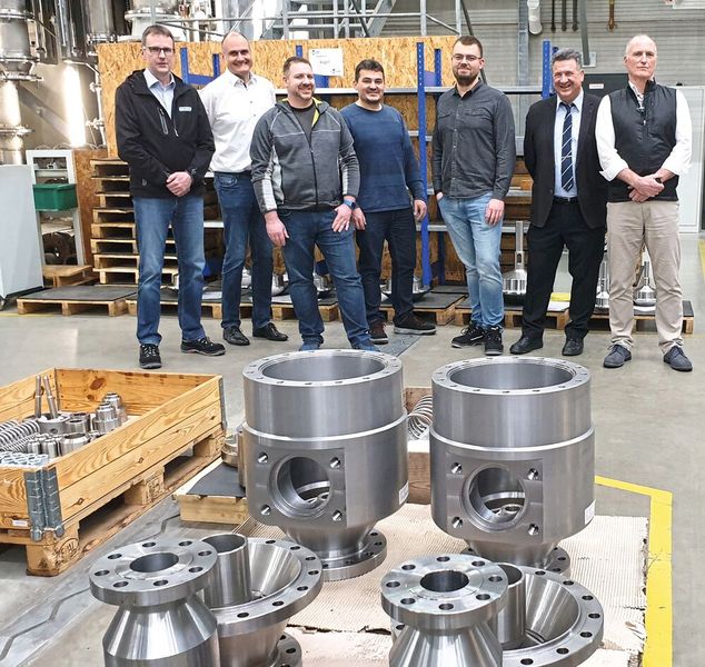 Teamworker im Projekt Gewindefräsen (v. l.): Peter Schärf (Anwendungstechniker Ingersoll), Jochen Cramer (Technische Beratung & Verkauf Ingersoll), Christopher Hees (Vorarbeiter Zerspanung), Peter Strauch (Leiter Fertigungsbüro), Harri Koop (Fertigungsleiter), Raffaele Esposito (Vertriebsingenieur Okuma Deutschland) und Andreas Bulla (Produktmanager Ingersoll). (Bild: Manfred Flohr)